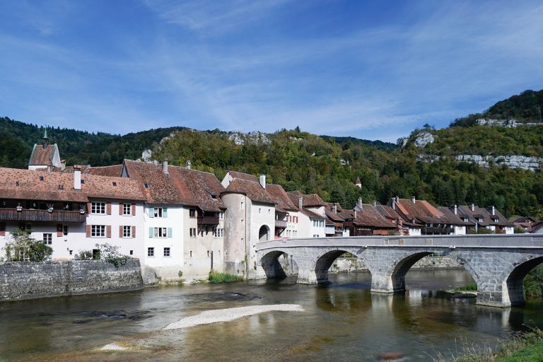 Virtual Reality Governance: Digital World Rights